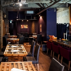 Bar Dining ARELYでは、最大30名様までの貸切利用が可能。店内にはプロジェクター・音響設備も完備しており、余興やサプライズ演出もスムーズに。大切な一日を華やかに彩る、上質な空間をご提供いたします。