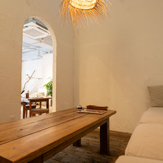 プライベートな空間を楽しんでいただける個室も2部屋ご用意いたしております。4名様～8名様までご利用いただけます。お友達やご家族などで寛ぎのプライベートなお時間をお過ごしください。