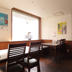 木の温もりを感じる4名様テーブル席。落ち着いた空間で、料理とお酒をゆっくり楽しめます。大人の集まりや接待にもご利用いただけます。