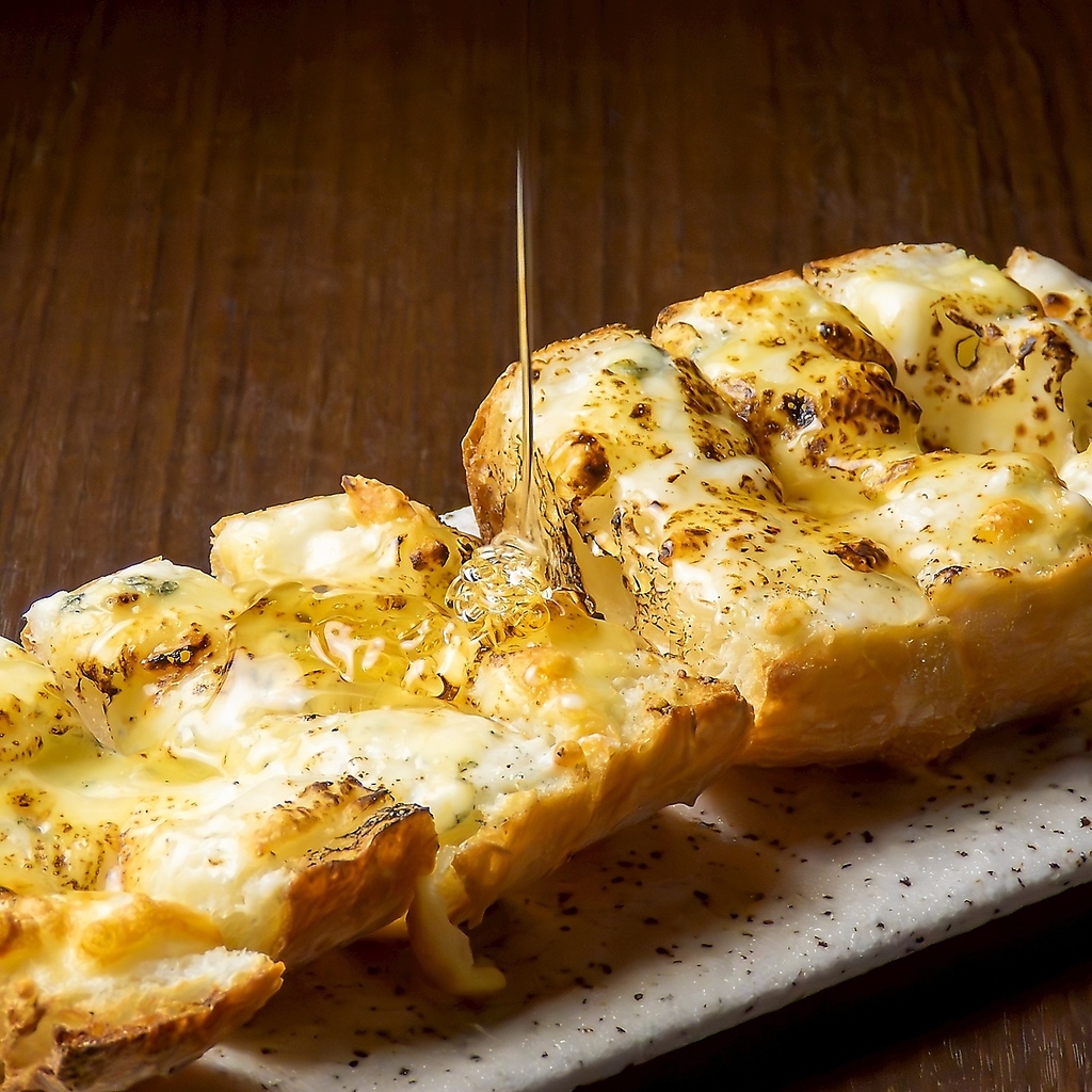 「ブルーチーズと蜂蜜のトースト」990円(税込)／少なめ660円(税込)