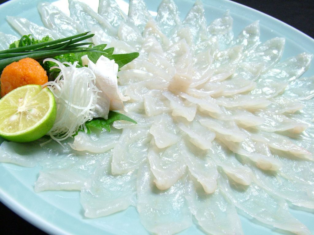 厚めに引いた玄品流のてっさは、ふぐ身の旨みが存分に味わえます。