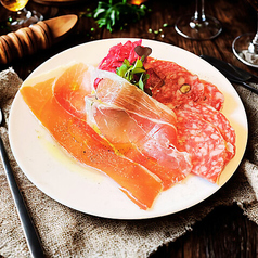 ハムとサラミの４種盛り合わせ