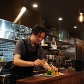 おしゃれな店内内でシェフとの会話が楽しめる洗練されたお洒落な店内は、大人の隠れ家のような居心地抜群の空間です！全１１席のカウンター席では、目の前で仕上がる料理を見ながらシェフとの会話を楽しむ時間を過ごせます♪テーブル席ご用意しており、0次会や女子会など幅広いシーンでご利用いただけます！
