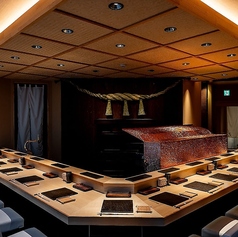 【カウンター席｜1～16名様まで】和モダンな空間で過ごす上質なひと時◎ライブ感溢れるカウンター席は、1名様～16名様までご利用いただけます。目の前で繰り広げられる料理の技、食材の豊かな香り、揺らめく薪の炎が五感を刺激。萬丸上ノ間での食の体験を、より良いものにします。10名様以上で貸切も対応可能です♪