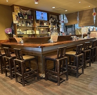 カウンター８席テーブル4人掛け×2座敷６人掛け×2