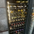 ワインセラーにはソムリエ厳選のワインがずらり