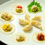 8種類の変わり種餃子が楽しめる！一口焼きぎょうざ盛り合わせ　548円(税抜)