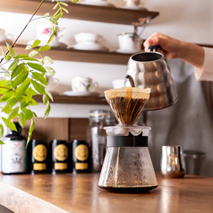 インテリアにこだわった店内で楽しむカフェタイム♪ドリンクも厳選素材を使用し、至福の一杯が楽しめます。の写真