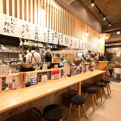 こちらは6名様までご利用いただけるカウンター席。料理人たちの威勢のいい動きや調理の様子を間近で眺めながらお酒を楽しめる特等席！お仕事の疲れを吹き飛ばすような明るく楽しい雰囲気が魅力です♪「今日のおすすめは？」「これはどうやって作るの？」など、料理人との気さくな会話もカウンター席ならではの醍醐味です。