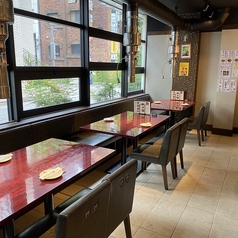 【ボックス席】楽しいひとときを演出する空間。友人や仲間と一緒に楽しむのに最適な空間がここにあります！大人数での集まりには、プライベート感がありつつもにぎやかな雰囲気の席がピッタリ。仲間と笑い合いながら、焼き肉を楽しむひとときは格別です♪また、少人数での会話を楽しむのにも最適な席をご用意しています◎