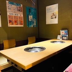 畳仕立てのボックス席です。コンロが2つあるのでストレスなくお肉を焼くことができます。