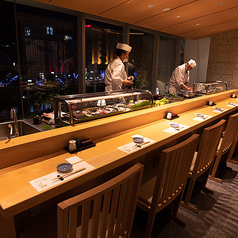 【カウンター席】中洲の夜景と屋台の風景が楽しめるカウンター席は、旅行先でのお食事としても記憶に残る思い出になるはず。