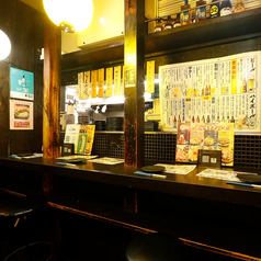 【カウンター】自分だけの特等席で、思いっきり楽しめます！当店ではカウンター席をご用意しており、お一人様でもゆったりとご利用いただけます。会社帰りにふらっとお立ち寄りください。サク飲みを楽しむもよし、しっぽりと過ごすもよし。気軽におしゃべりしながら、ゆったりした時間をお過ごしください。