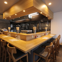 おひとりで気軽に食事ができるカウンター席。清潔感のある落ち着いた店内は、肩ひじ張らずにお過ごしいただける居心地の良い空間です。