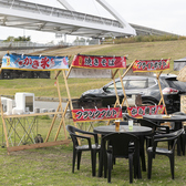 【お好きな場所が“食の空間”に変身】会社の敷地内や私有地で楽しめる出張ビアガーデンを開催中！いつもの場所が一気に賑わうビアガーデンに。串焼きや揚げ物などみんなが喜ぶメニューで、人数や雰囲気に合わせた提案も可能です。