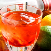 【ネグローニ】カンパリ、ベルモット、ドライ・ジンのカクテル。ベルモットの甘さがジンとカンパリのほろ苦さを和らげた辛口のカクテル。　1000円