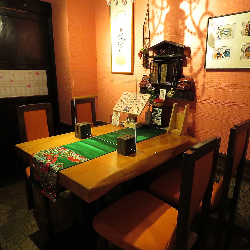 2名様～4名様用のテーブル席個室をご用意。仕事帰りや接待、食事会など様々なシーンに最適。
