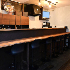 当店人気のカウンター席!スタッフと会話を楽しみながら、ダーツやお酒と共にステキな時間をお過ごしいただけます♪