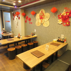 当店「BAMBOO RESTAURANT」では、6名様用のテーブルを5卓ご用意しております♪店内にはベトナム国旗が飾られており、木目調のテーブルと丸い椅子を配置しています◎テレビモニターもございます!本格ベトナム料理を味わいながらランチや女子会、ご宴会などをお楽しみください♪ご来店を心よりお待ちしております♪
