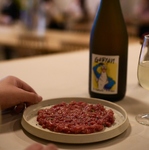 当店の名物、伝統料理【馬肉のタルタル】当店自家製のバケットと一緒にどうぞお召し上がりください♪