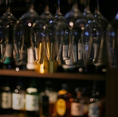 カウンター席は最大3名。お一組のみのご案内でカーテンで仕切られているため半個室のようなプライベート空間を演出しております。