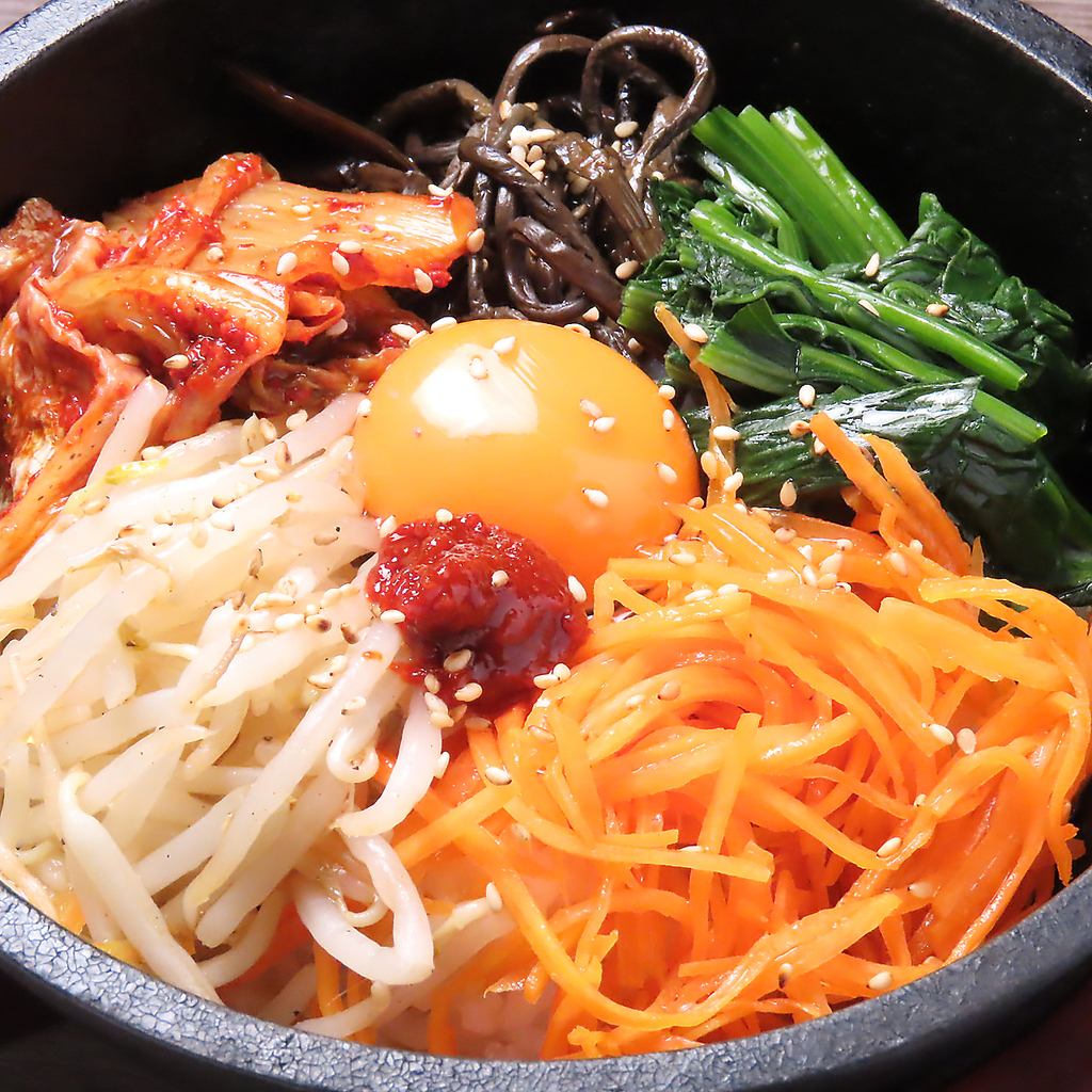 美味しい石焼ビビンバの他に豊富なサイドメニューが食卓を彩り、心も満たす美味しさをお届けします♪