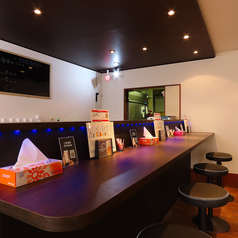 仕事帰りにふらっと立ち寄れる居心地。店主との会話と一杯で、心ほどける時間をお過ごし下さい♪