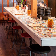 お一人様からごゆっくりとお寛ぎいただけるカウンター席をご用意しております。