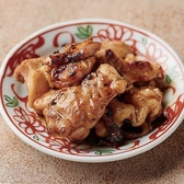 【当店名物・刺さない焼き鳥】串に刺さず、鶏肉を豪快に炭火で焼き上げる当店自慢の「刺さない焼き鳥」。鶏肉本来の旨みと食感を存分に味わえるよう、大ぶりにカットして香ばしく仕上げています。表面の炭火の香りと、噛むほどに広がるジューシーな味わいをお楽しみください。