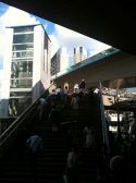 １）渋谷駅東口（都バス乗場側）階段昇る