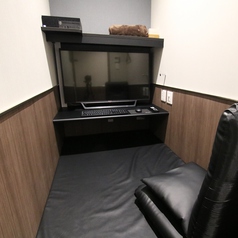 【完全個室】（禁煙）　S.フラットのスタンダードルーム。【設備】TV:液晶TV、PC:PC1台完備、モニタ:43インチ、座席:座面ウレタンマット