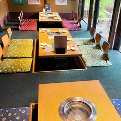 18名まで収容可能な中規模宴会スペースです。お席は設備上連結できませんが、ワンフロアでご用意できます。