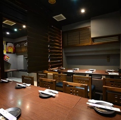 大人数の宴会に最適なスペースを提供しており、貸切は20人から50人までの集まりに対応いたします。広々とした店内は、会社の宴会、友人との大規模なパーティーなど、様々なシーンにぴったりです。美味しい料理とお酒を楽しみながら、特別なひとときをお過ごしください。