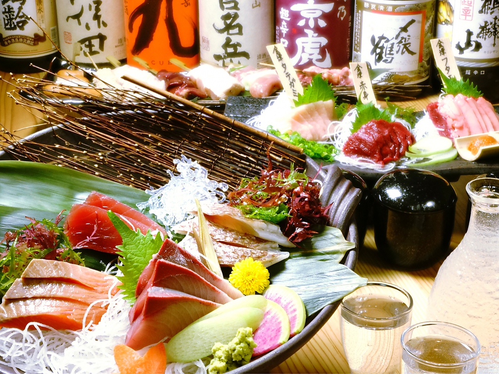 近港から仕入れる鮮魚や、こだわりの鉄板料理・串焼きも含まれるコースは人気★