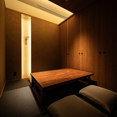 周りを気にせず快適にお食事をお楽しみいただける、掘りごたつの個室席をご用意。お仕事の合間のランチやご友人との飲み会、接待や会食など、様々なシチュエーションに合わせてご利用いただけます。