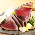 名物!!カツオの藁焼きは、炎で一気に焼き上げ旨味を凝縮し、口に含むと藁の燻製香が広がります。