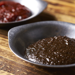 おばあちゃんの代から続く 自慢のタレ。コク深い【味噌ダレ】と風味豊かな【醤油ダレ】