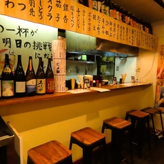 ゆみ鳥のカウンター席は、お一人様でのご利用や少人数でのサク飲みにオススメしたいお席です。駅から少し離れているので、ゆっくりとお過ごしいただけます。お仕事帰りから普段使いまで、様々な場面に最適な当店は全席喫煙可能です。落ち着いた雰囲気の中で、選び抜いたドリンクやお料理をゆったりとお楽しみいただけます。