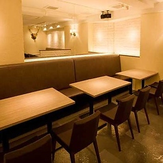 テーブル席は、友人や家族との食事にぴったりなゆったりとした空間です。お互いの顔を見ながらリラックスして会話が楽しめるため、特別なひとときを演出します。アットホームな雰囲気の中で、こだわりの料理や飲み物を味わいながら、楽しい時間を過ごせます。