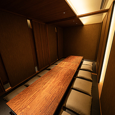 大切なおもてなしにふさわしい、上質な掘りごたつの個室。お客様の人数に合わせてご対応可能でございます。お気軽にお問い合わせください。他のお客様と距離感を保ってお食事をお楽しみいただけます。