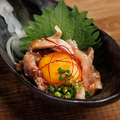 料理メニュー写真&nbsp;卵黄絡めて！鶏たたきのユッケ