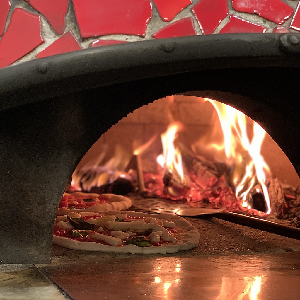 本格石窯で焼き上げるナポリピッツァは絶品