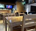 木の温もりが感じられる落ち着いた店内には、4席×4台のテーブル席が配置され、グループでも快適に利用可能。さらに、大きなテーブルでは補助席を含め最大12名まで着席でき、宴会や会食にも対応。大型テレビで韓国ドラマやK-POP映像を楽しみながら、ゆったりとくつろげる空間です。