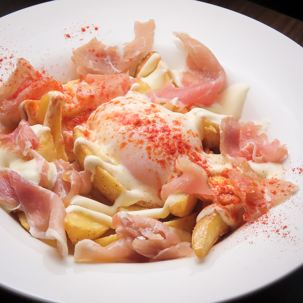 お酒のお供にピッタリの生ハムはそのまま食べるのはもちろん、サラダやポテトととも相性が良いです◎