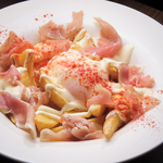 お酒のお供にピッタリの生ハムはそのまま食べるのはもちろん、サラダやポテトととも相性が良いです◎