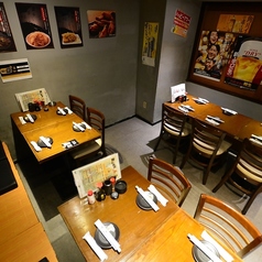 テーブル席は、女子会やママ友との集まりに最適な空間です。落ち着いた和の雰囲気が漂い、リラックスしておしゃべりを楽しむことができます。ゆったりとした配置になっており、食事をしながら気軽に会話を楽しめることができる空間です。