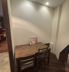 お一人様でも周りを気にせずご利用いただける喫煙可能なテーブル席です。