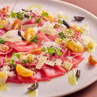 南欧風の明るいダイニングで楽しむ色鮮やかな料理