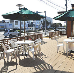 気候がいい時期はテラス席もご準備しています。