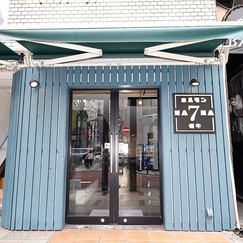 カフェをリノベーションしているのでおしゃれで入りやすい店内となっております。この看板が目印！